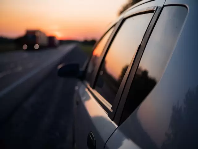Почему стоит использовать оригинальное автостекло при замене