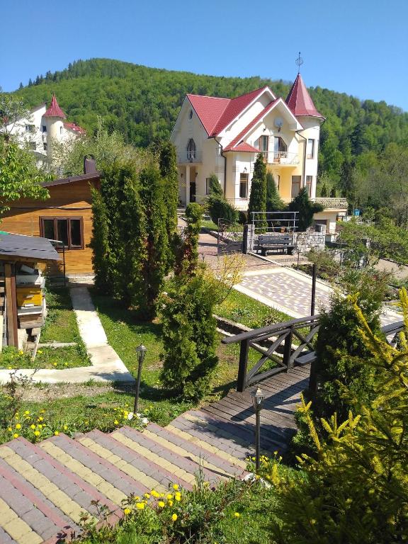 Відпочинок у Карпатах у затишному котеджі серед природи: готельний комплекс Вілла Медова
